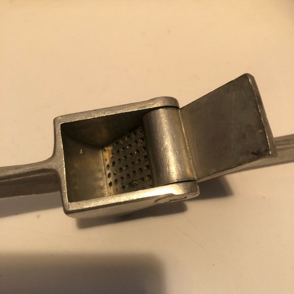 Vintage metal  Garlic Press, Made in Taiwan. Perfect for off the grid- used - Picture 2 of 5